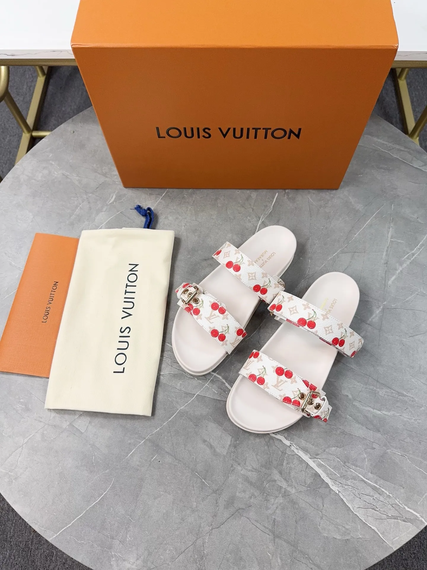 👟👟Ex-factory price 400👟👟 LV2025 spring and summer new slippers🌟The belt buckle is adjustable and elastic design, full of beach style, original molded LV metal logo decoration, fashionable and beautiful, super versatile🤳🏻Cow leather upper/custom imported jacquard fabric/original old flower leather material, water-dyed sheepskin lining (water platform + rubber sole) three-layer combination outsole 🔶Size: Female 35-43 Male: 38-46